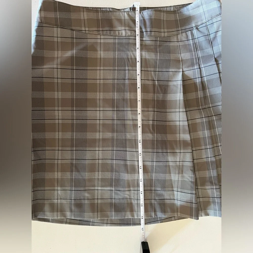 Women’s Nike Dri-Fit golf skort, size 4 gray plaid, pleated skirt workout active